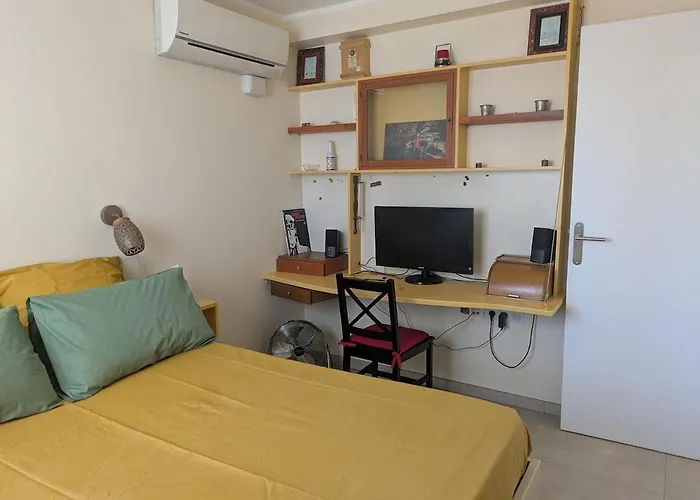 Apartamento Charming 2-room In *